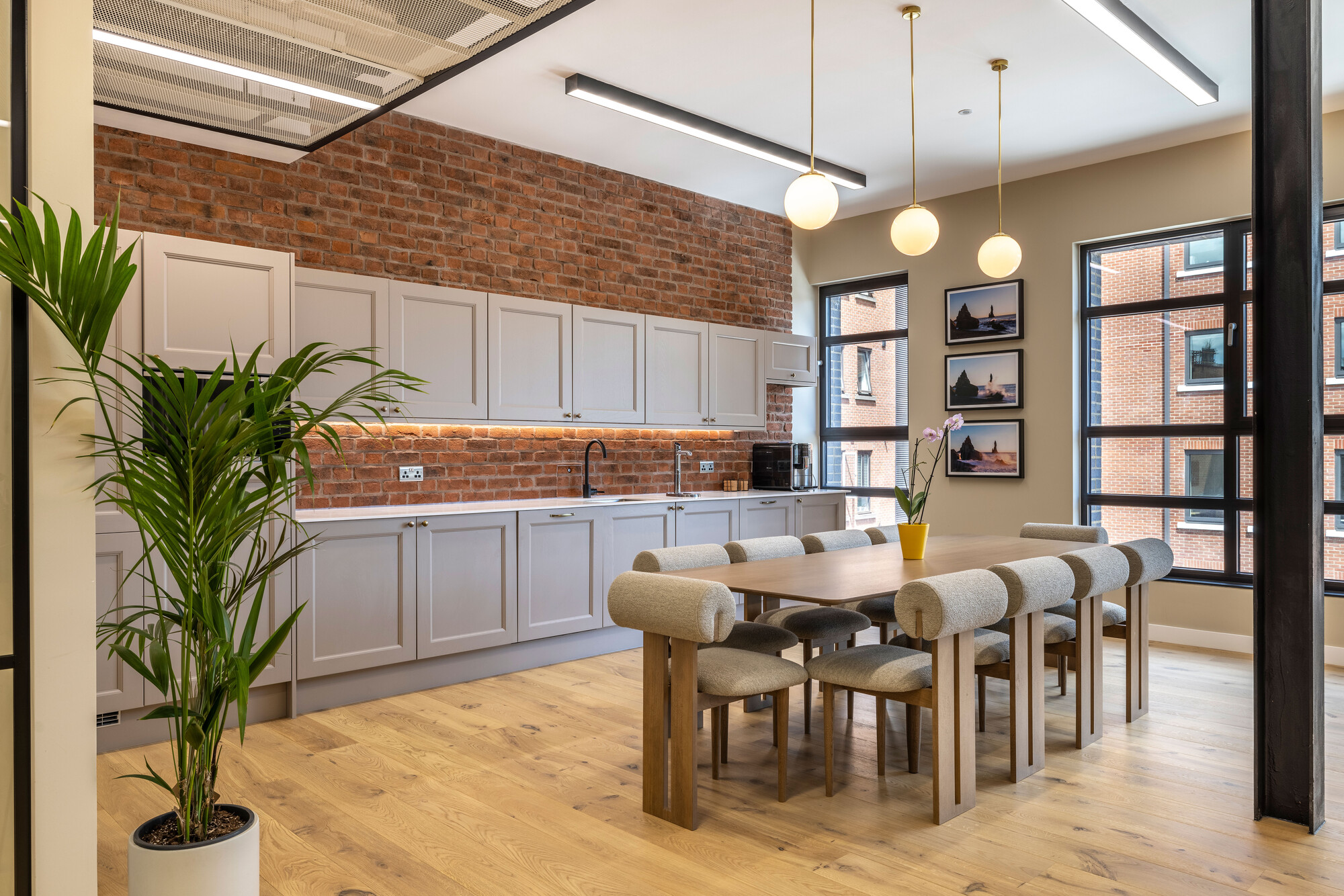 Transition’s teapoint designed by Two, combining exposed brick walls, eco-friendly finishes, and Scandinavian-inspired furniture for a sustainable workspace.